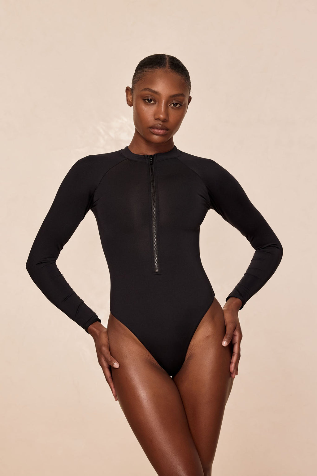 Bañador Hilo Negro – Diseño Elegante y Favorecedor para Mujer