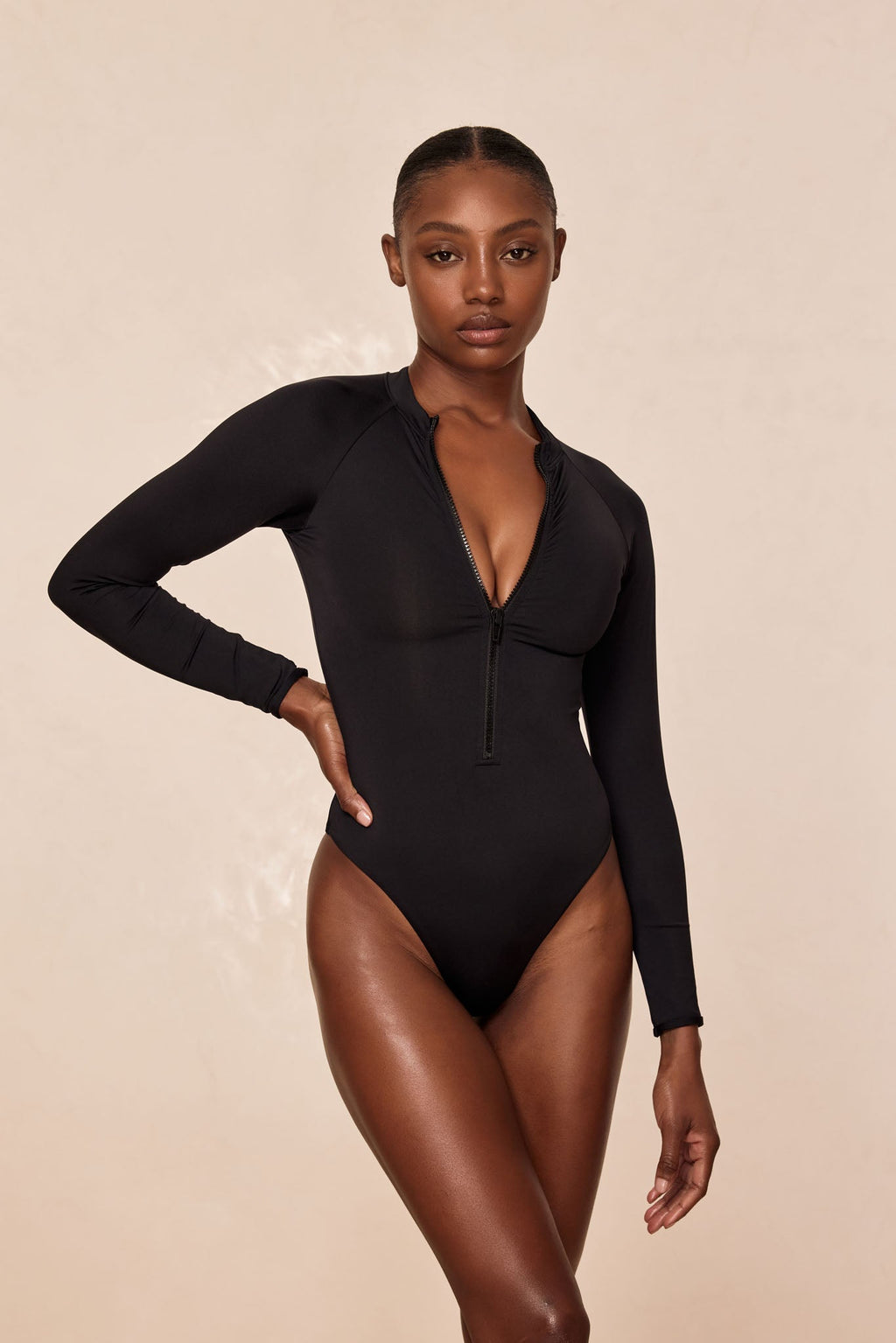 Bañador Hilo Negro – Diseño Elegante y Favorecedor para Mujer