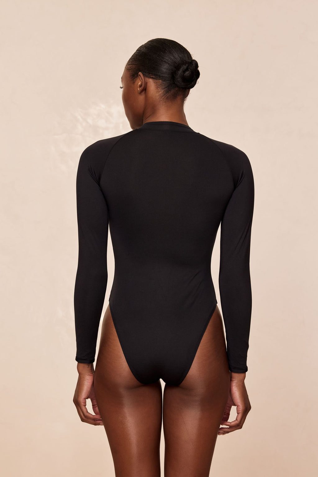 Bañador Hilo Negro – Diseño Elegante y Favorecedor para Mujer