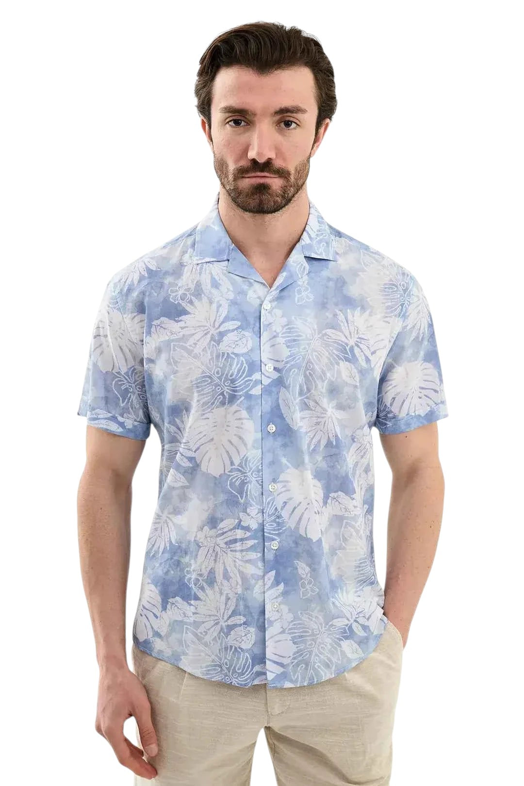 Camisa tropical Zevrion en azul con estampado floral, manga corta