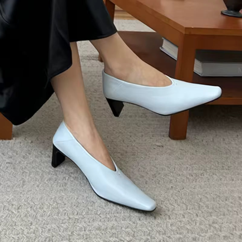 Décolleté Élégance – Tacones de Piel con Escote en V