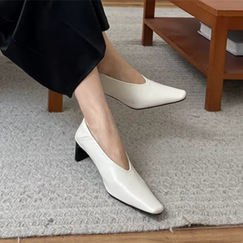 Décolleté Élégance – Tacones de Piel con Escote en V