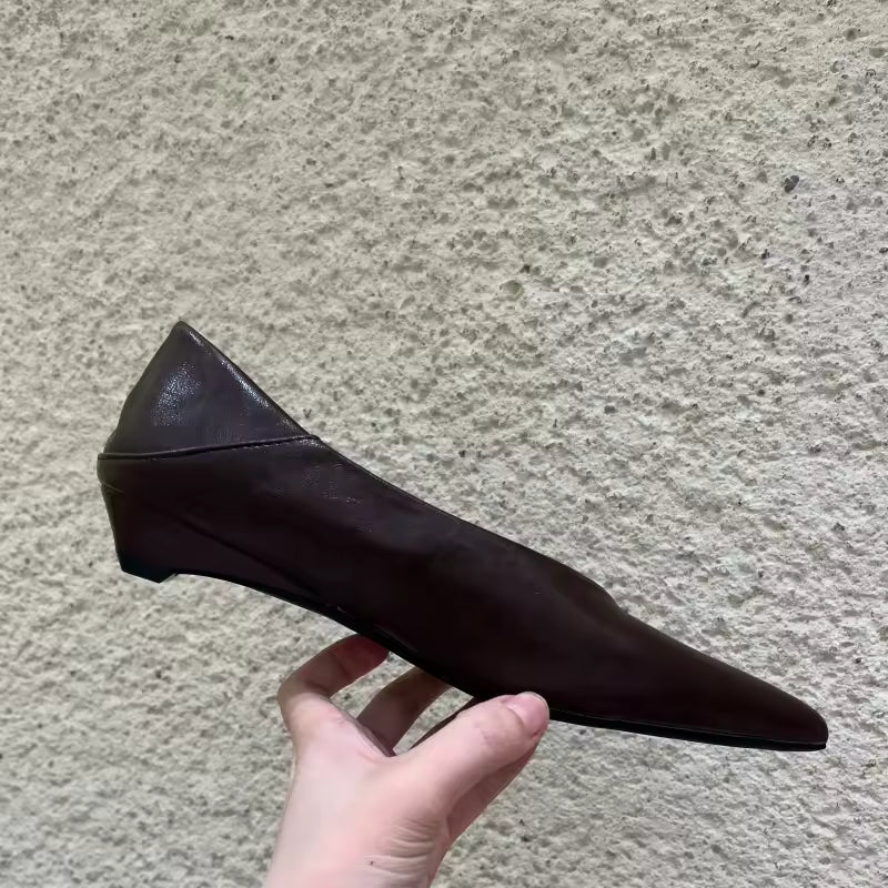 Décolleté Élégance – Tacones de Piel con Escote en V