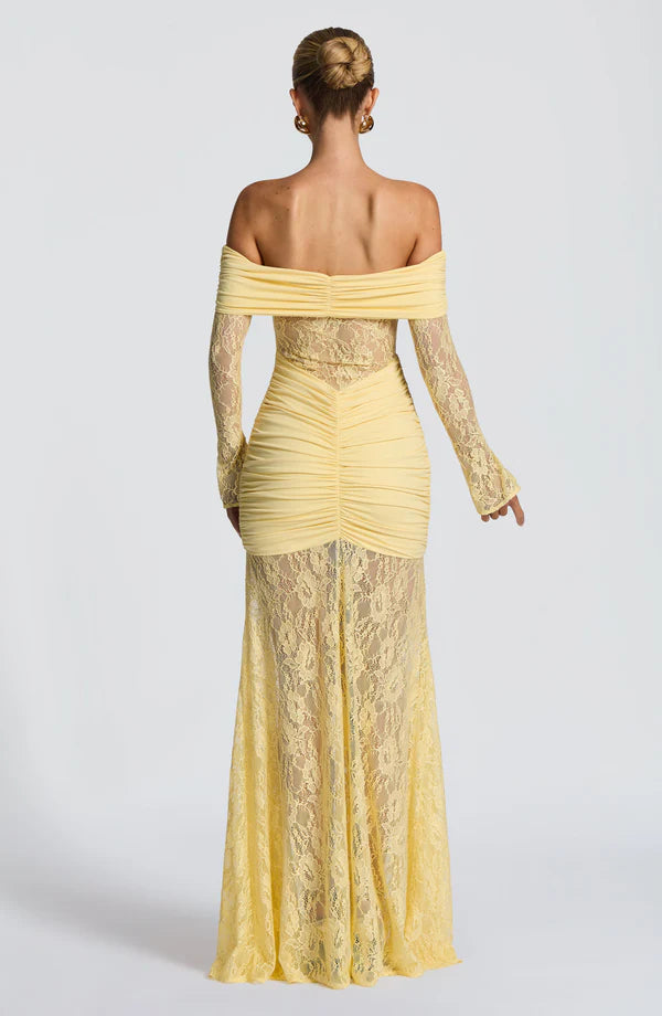 Vestido Maxi Elegante de Encaje con Hombros Descubiertos y Corte Ajustado