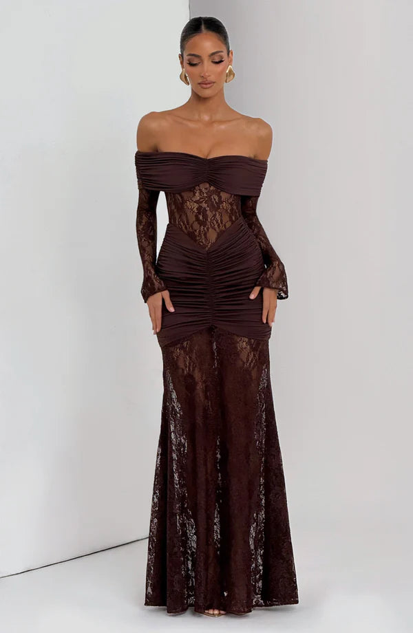 Vestido Maxi Elegante de Encaje con Hombros Descubiertos y Corte Ajustado