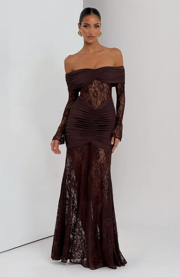 Vestido Maxi Elegante de Encaje con Hombros Descubiertos y Corte Ajustado