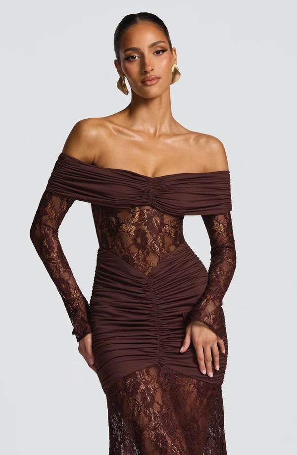 Vestido Maxi Elegante de Encaje con Hombros Descubiertos y Corte Ajustado