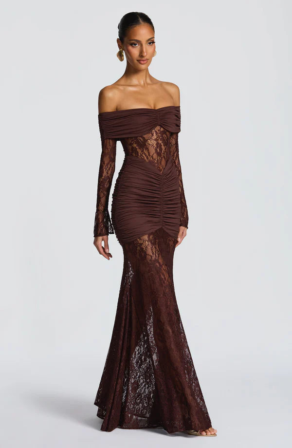Vestido Maxi Elegante de Encaje con Hombros Descubiertos y Corte Ajustado