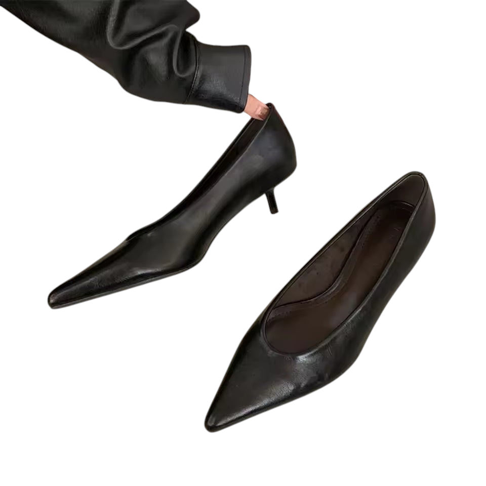 Tacones de piel negros Zevrion con escote en V y tacón bajo, estilo sofisticado