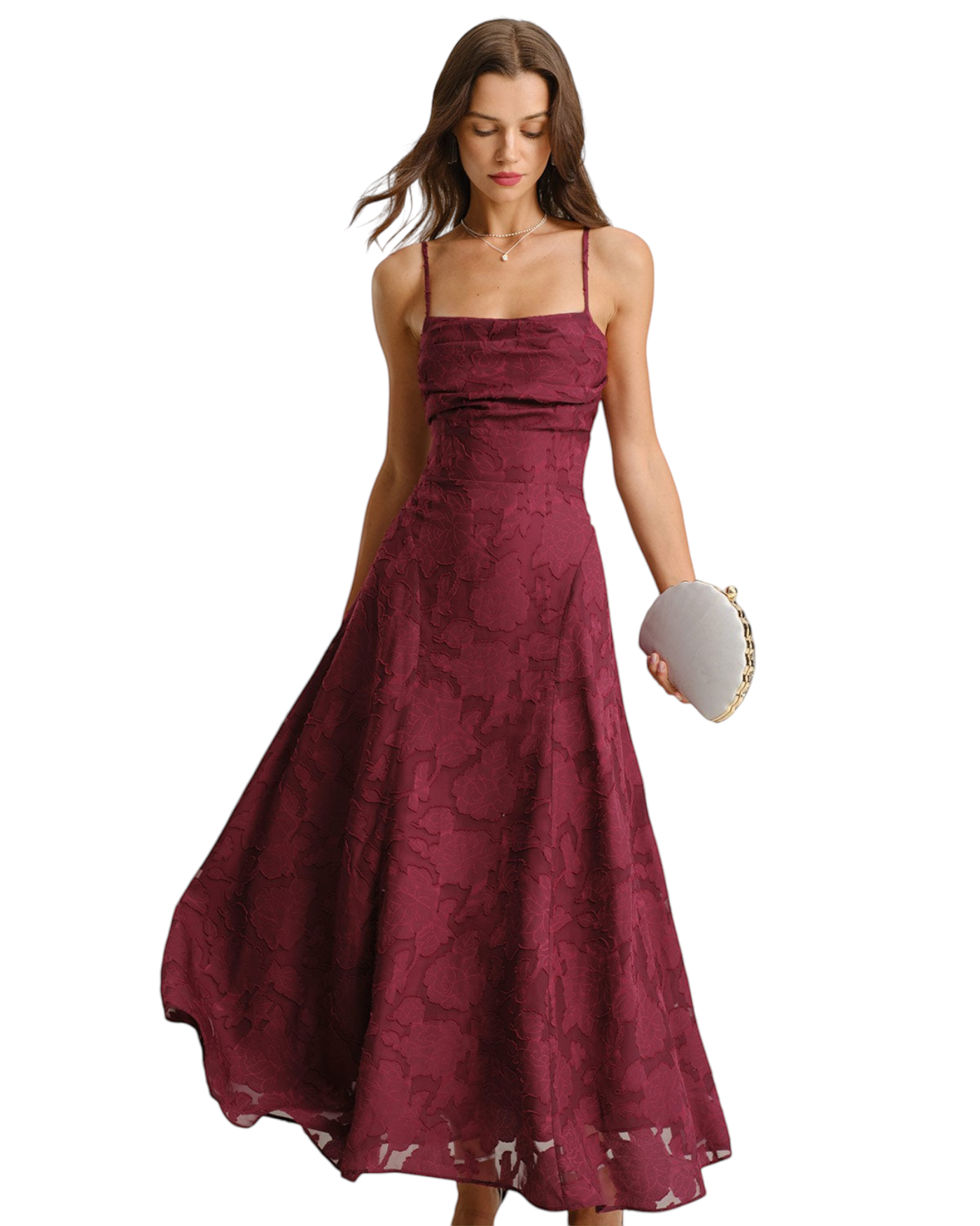 Modelo con vestido maxi Zevrion en jacquard burdeos con tirantes finos